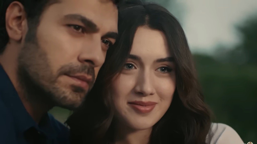 Halil i Zeynep wpatrzeni w obiektyw aparatu.