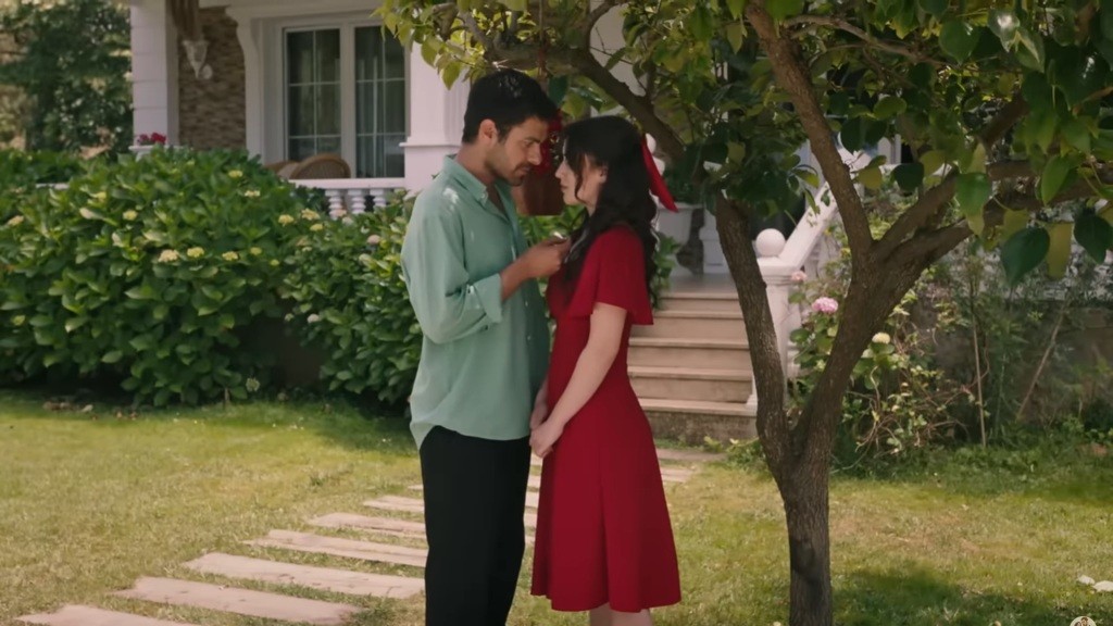 Halil i Zeynep w ogrodzie.