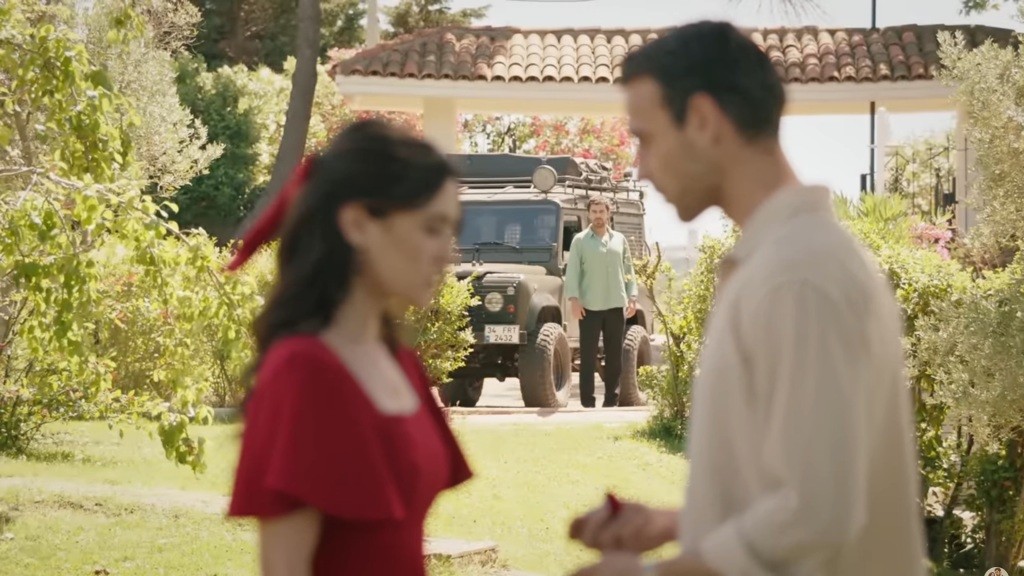 Halil wraca na farmę. Stojąc obok swojego samochodu, patrzy w kierunku Alpera i Zeynep.