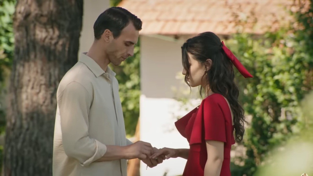 Alper wsuwa obrączkę zaręczynową na palec Zeynep.