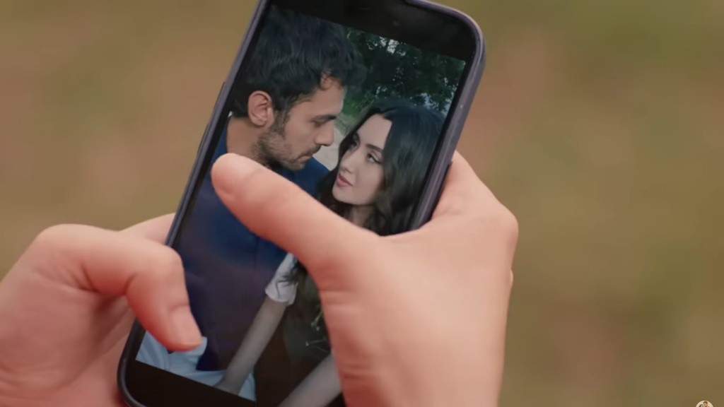 Zdjęcie Halila i Zeynep na ekranie telefonu.