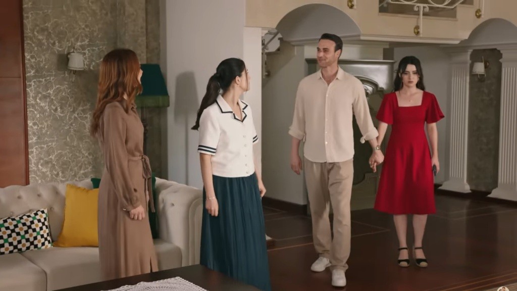 Alper ogłasza Gulhan i Songul, że zaręczył się z Zeynep.