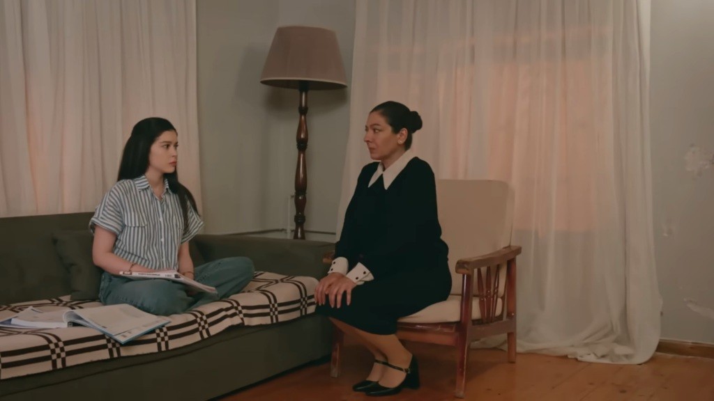 Merve i Tulay w pokoju dziennym oficyny.