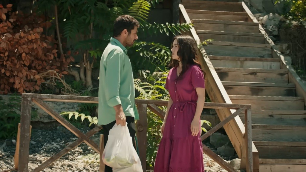 Halil trzyma siatki z zakupami. Zeynep stoi przed nim.