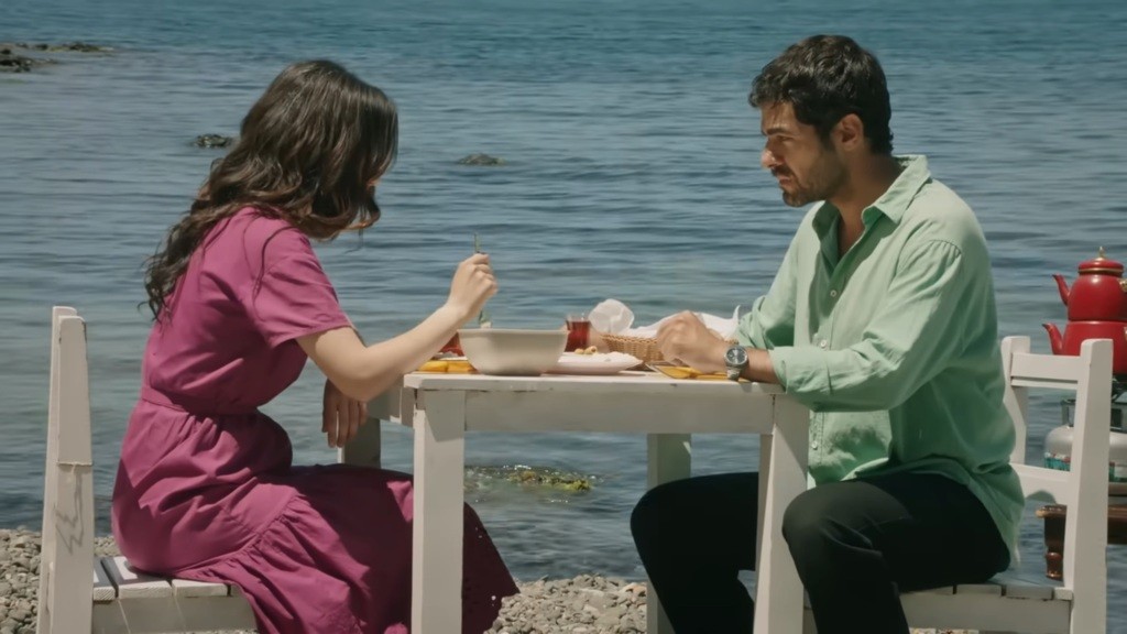 Zeynep i Halil jedzą śniadanie na wybrzeżu.