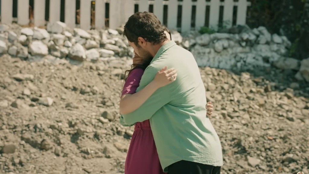 Halil obejmuje Zeynep.