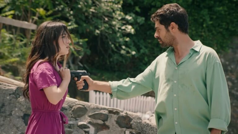 Zeynep chwyta lufę trzymanego przez Halila pistoletu i zbliżą ją do swojej piersi.