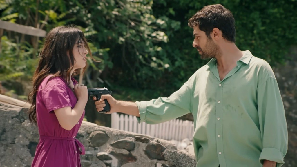Zeynep chwyta lufę trzymanego przez Halila pistoletu i zbliżą ją do swojej piersi.