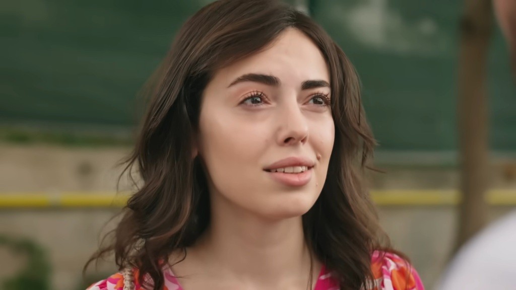 Feriha patrzy na Hakana z wyraźną ekscytacją.