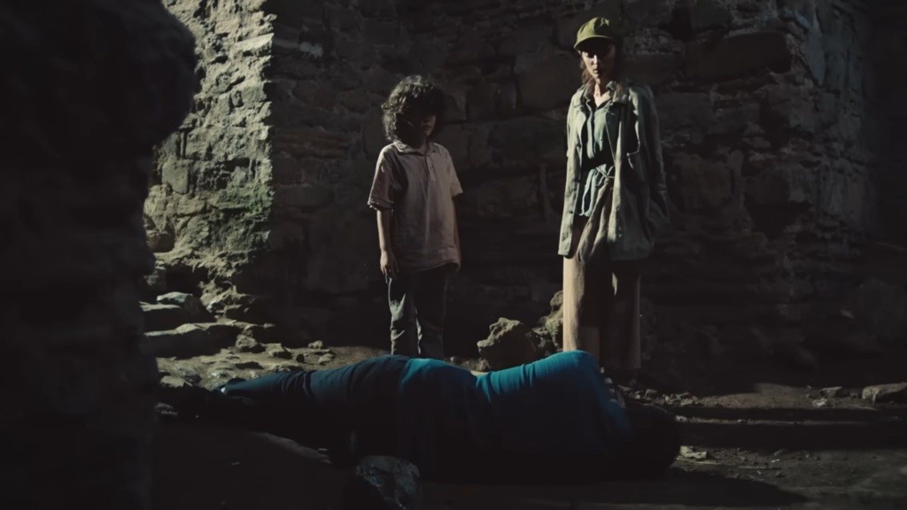 Yusuf i Nana patrzą na leżącego na ziemi Poyraza.