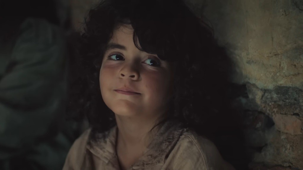 Yusuf uśmiecha się, patrząc na Poyraza.