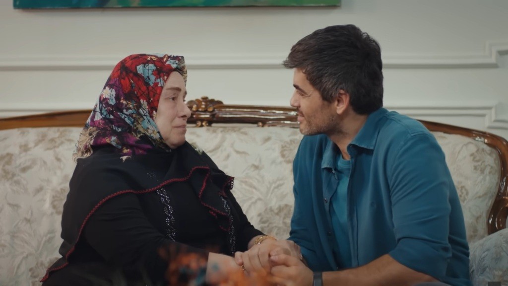 Poyraz trzyma ręce swojej mamy, pani Cennet.