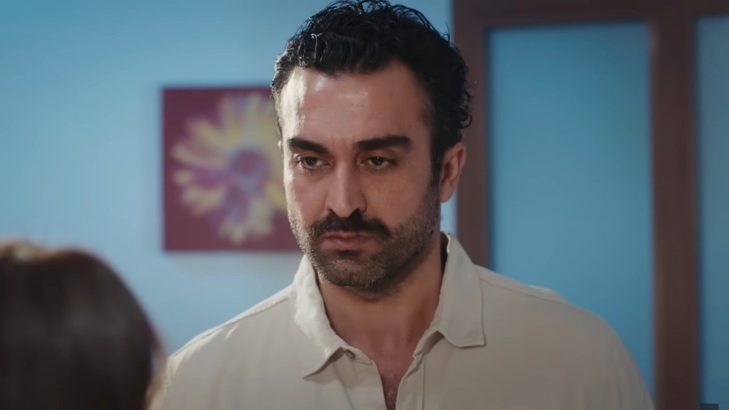 Ferit przed wejściem do mieszkania Ayse.