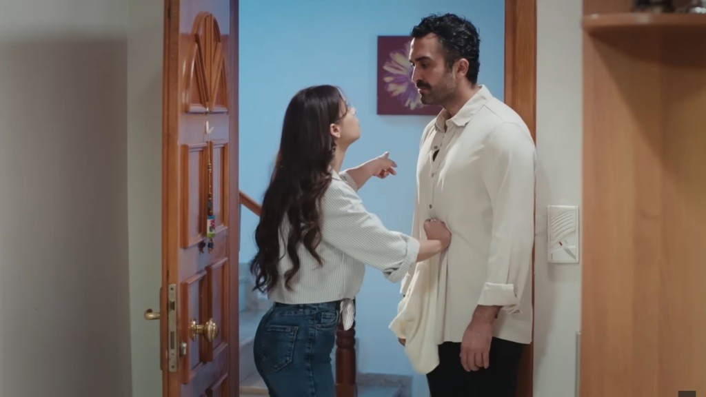 Ayse wypycha Ferita za drzwi.