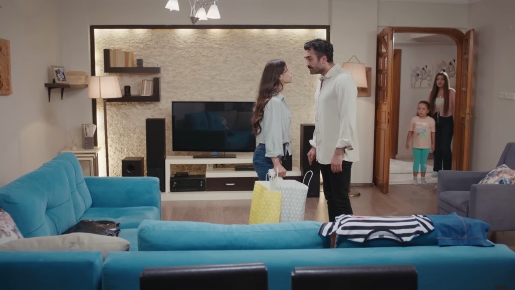 Ayse i Ferit toczą ostrą kłótnię w salonie. W wejściu do pomieszczenia stoją Nese i Doga.