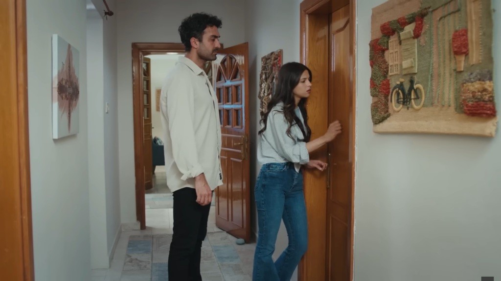 Ferit i Ayse przed drzwiami pokoju Dogi.