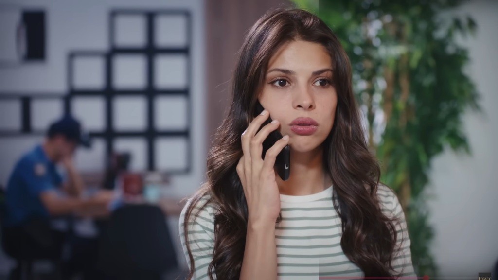 Ayse rozmawia przez telefon.