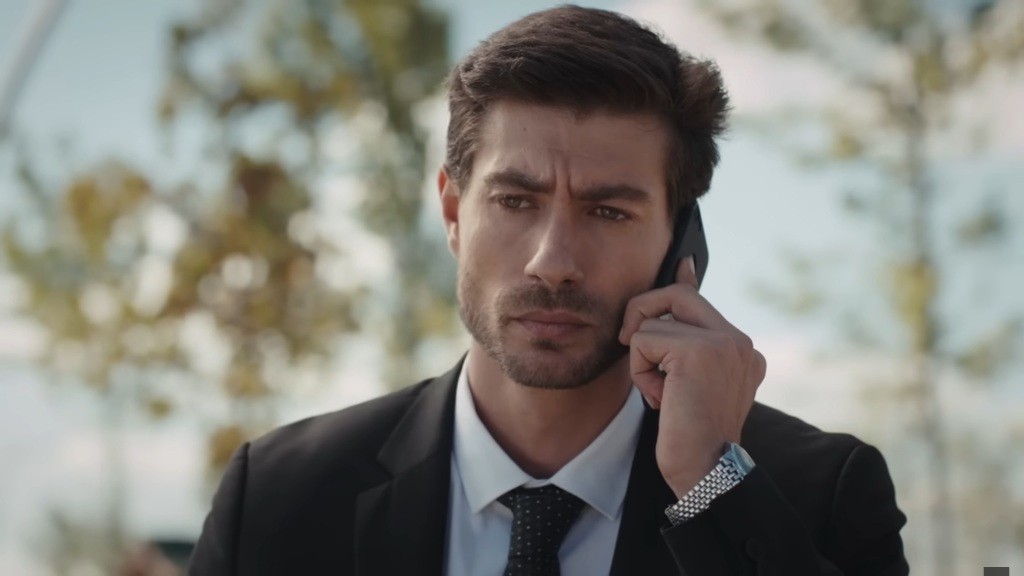 Prokurator Sinan rozmawia przez telefon.