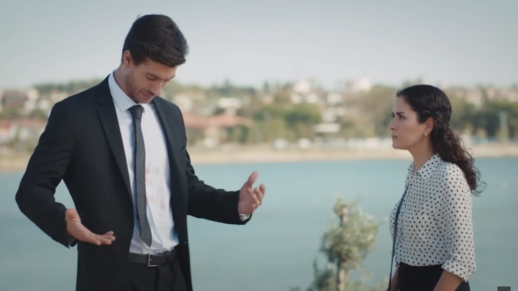 Aynur wpada na prokuratora na wybrzeżu, oblewając jego koszulę.