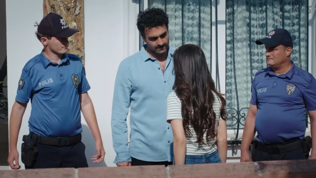 Ayse konfrontuje się z Feritem przed swoim domem. Obok znajdują się dwaj policjanci.