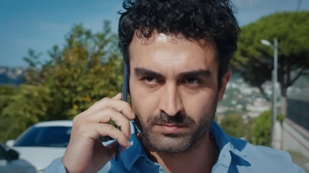 Ferit rozmawia przez telefon.