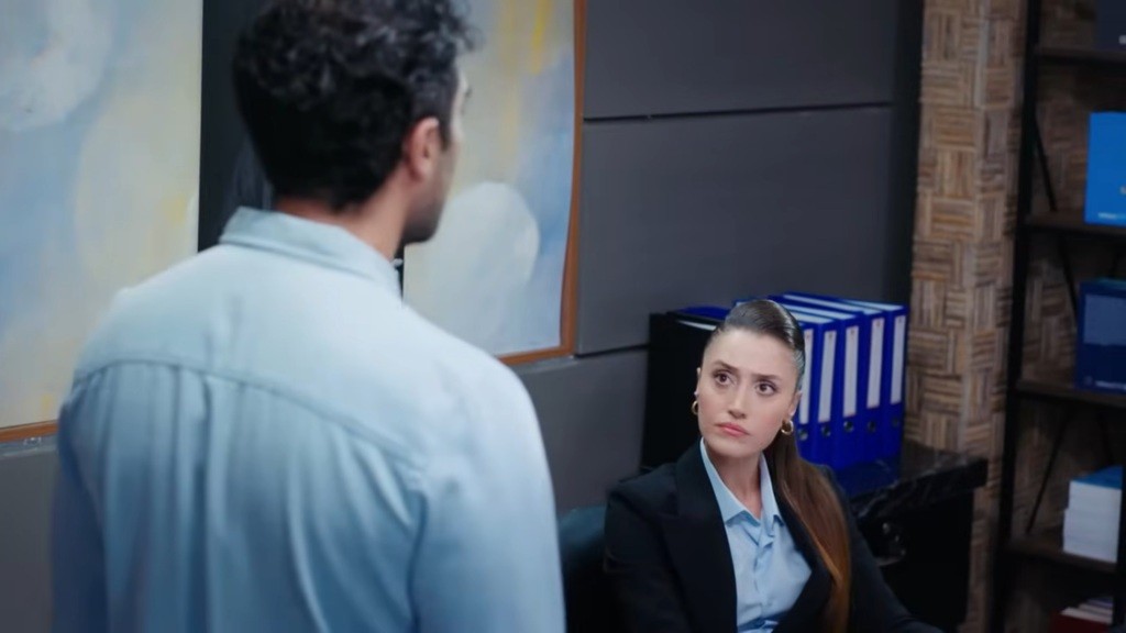 Ferit staje przed prokurator Leylą Kazanci.