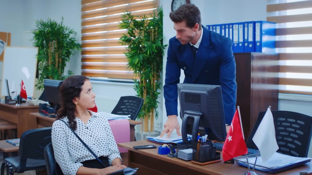 Spotkanie Aynur i prokuratora Sinana na komisariacie.