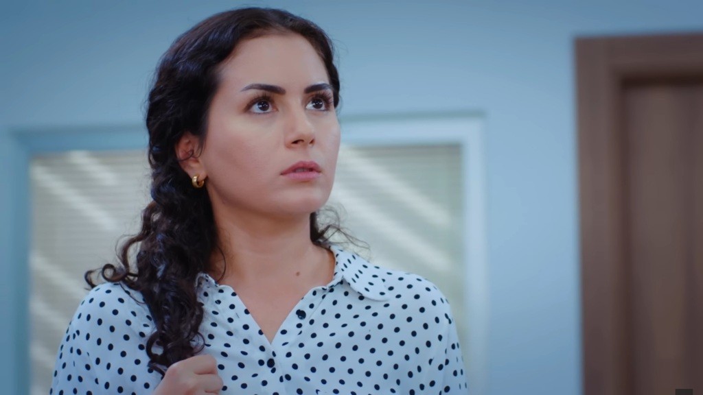 Aynur podnosi wzrok na prokuratora.