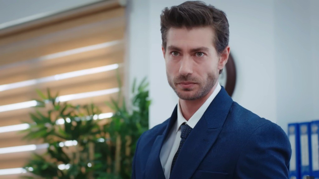 Sinan patrzy poważnym wzrokiem na Aynur.