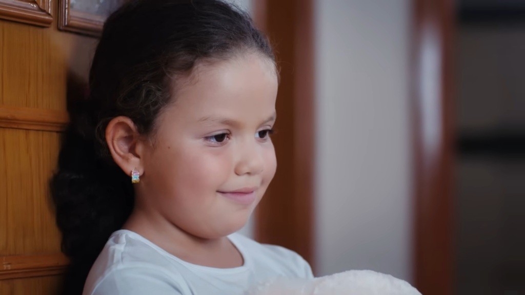 Doga uśmiecha się delikatnie.