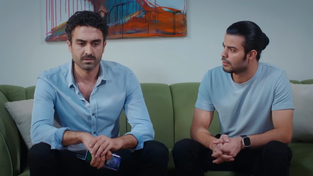 Ferit i Volkan siedzą na sofie.