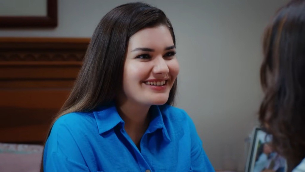 Nese uśmiecha się.