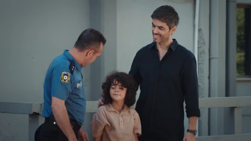 Poyraz znajduje Yusufa na komisariacie.