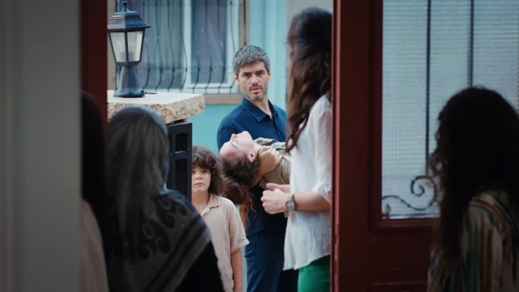 Poyraz przynosi na rękach Nanę do swojego domu.