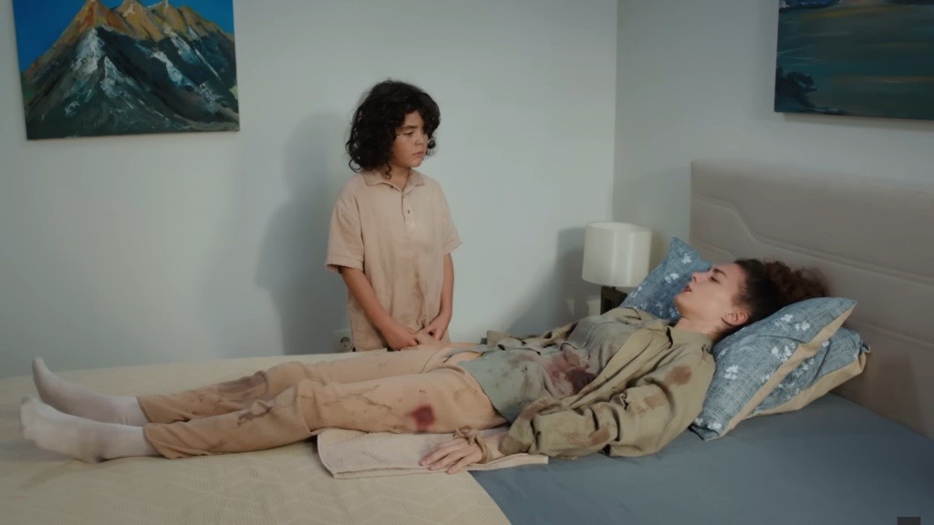 Nana budzi się. Przy jej łóżku stoi Yusuf i trzyma ją za rękę.