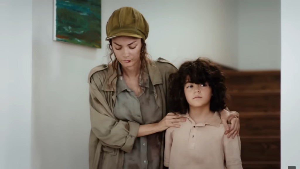 Nana schodzi po schodach, wspierając się na barkach Yusufa.