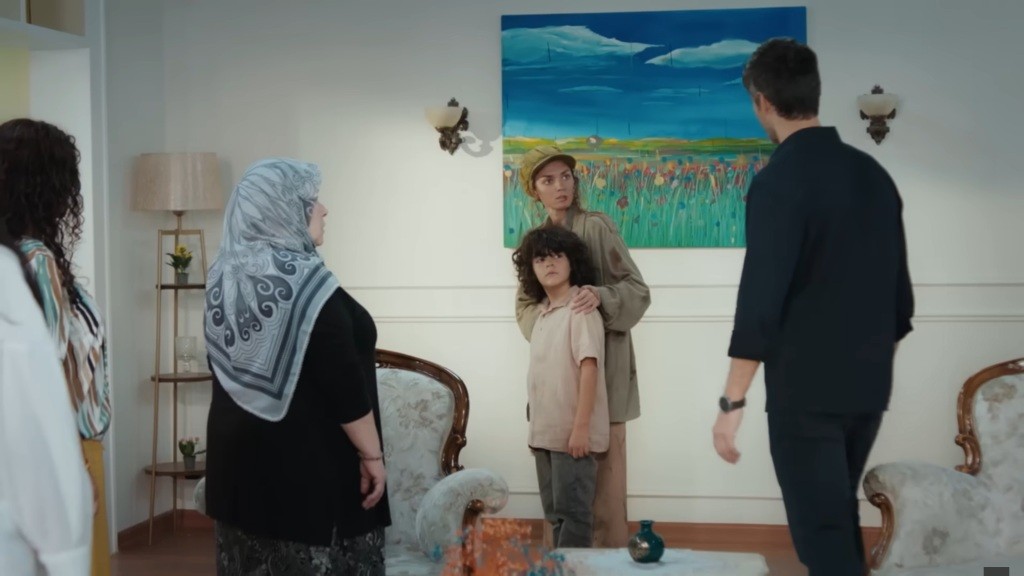 Nana i Yusuf przechodzą obok salonu. Poyraz, Cennet i Cansel kierują na nich spojrzenia.