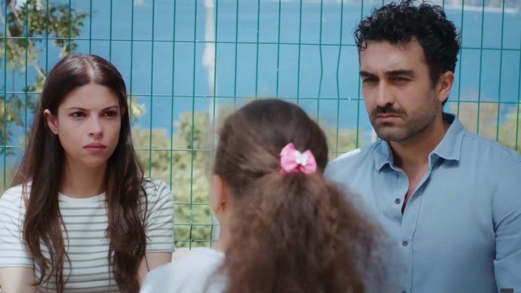 Doga odbywa rozmowę z rodzicami.