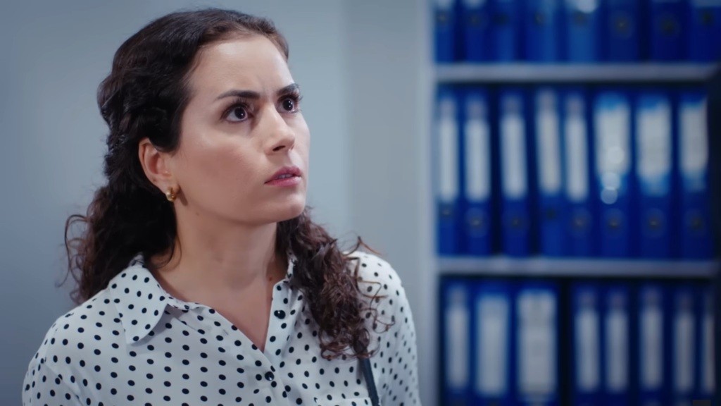 Aynur patrzy na prokuratora z oburzeniem.