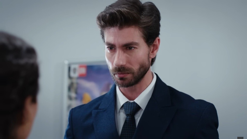 Sinan patrzy na Aynur z góry.