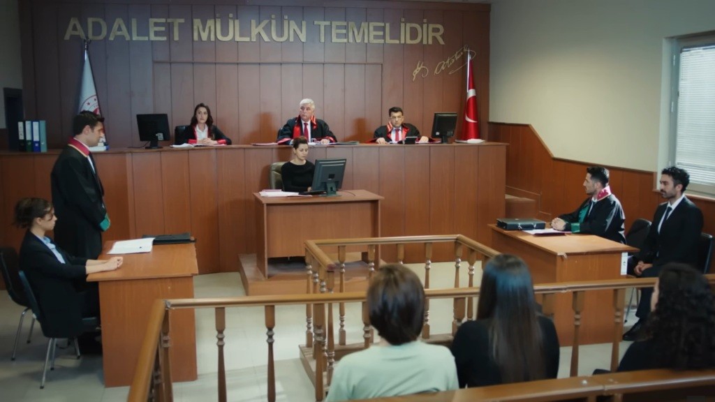 Rozprawa w sądzie. Ayse i Ferit siedzą po przeciwnych stronach.