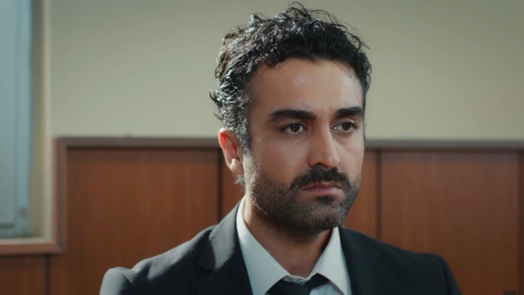 Ferit podczas rozprawy o opiekę nad Dogą.