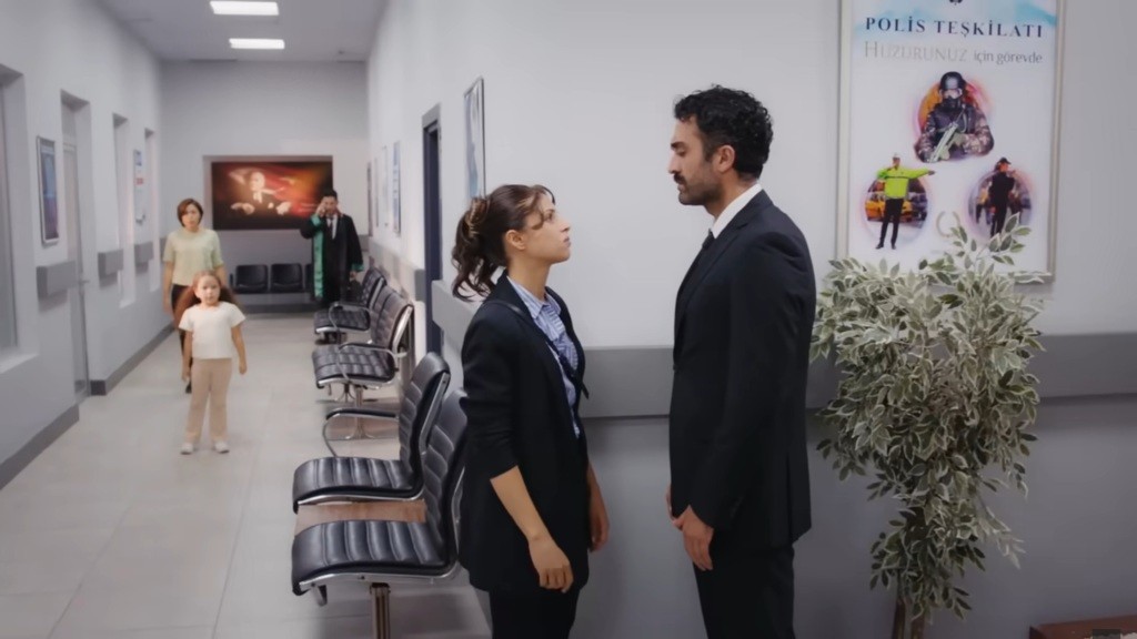 Ferit i Ayse rozmawiają na korytarzu. W tle widać zmierzające w ich kierunku Dogę i Karę.