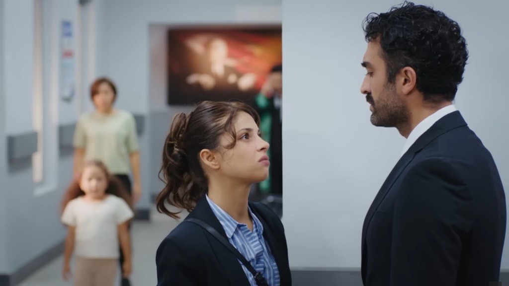 Doga zatrzymuje się, słysząc rozmowę rodziców. Ferit i Ayse patrzą na siebie w napięciu. Tuż za Dogą zatrzymała się Kara.