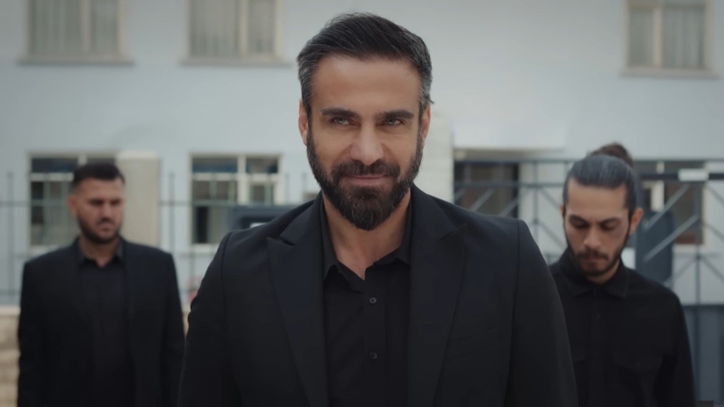 Trucizna uśmiecha się, manifestując pewność siebie.