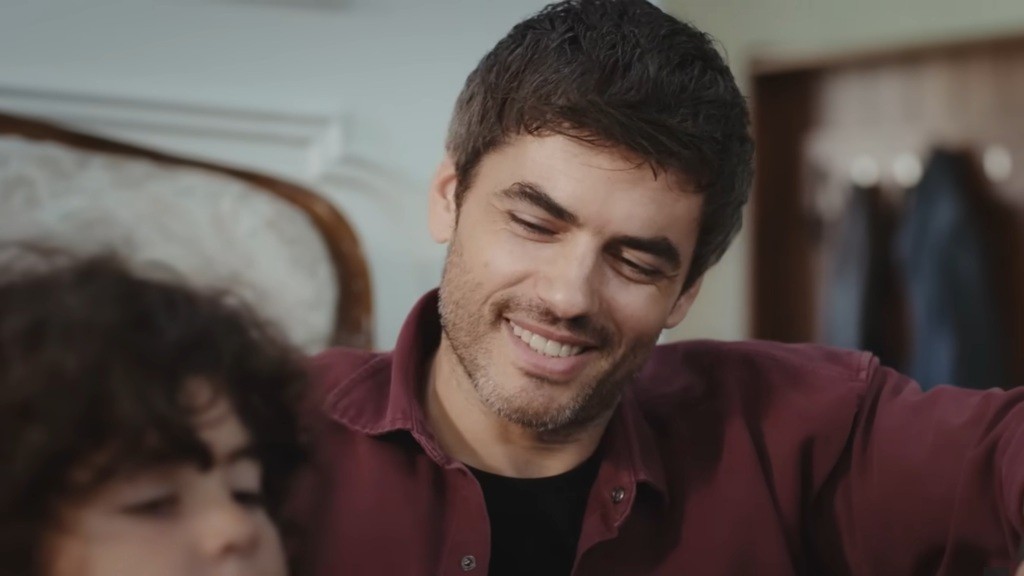 Poyraz uśmiecha się, obserwując Yusufa.