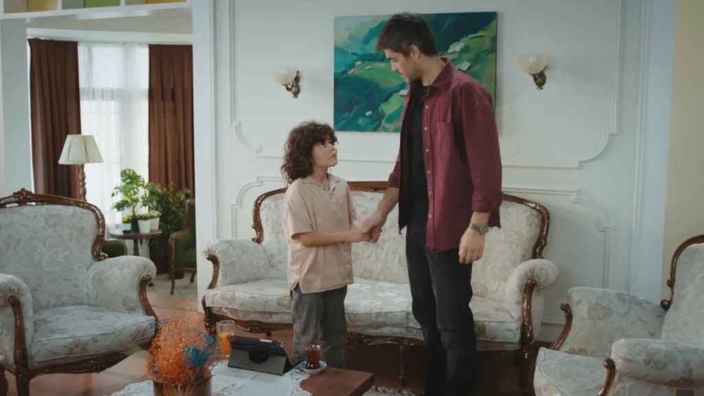 Yusuf trzyma Poyraza za rękę.