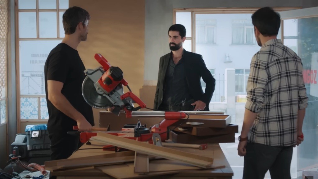 Człowiek Trucizny zjawia się w warsztacie Poyraza.