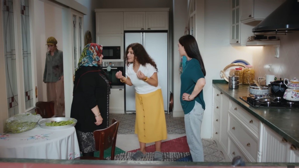 Rozemocjonowana Cansel opowiada teściowej i szwagierce, co zaszło w warsztacie.