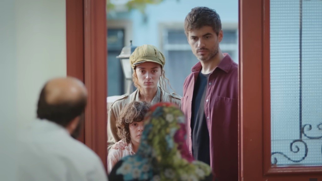 Poyraz sprowadza Nanę i Yusufa do domu. Sahin i Cennet stoją im na drodze.